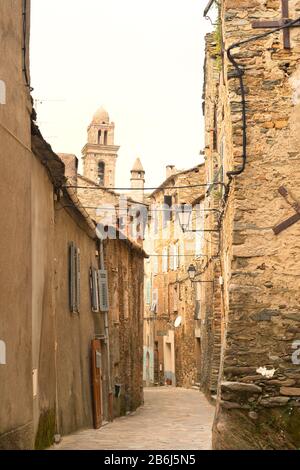 Guardando attraverso La Piccola corsia villaggio francese Casinca Foto Stock