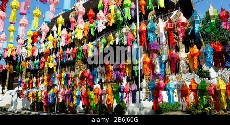 Lanterna colorata durante il festival di Loy Krathong. Chiang mai , Thailandia Foto Stock