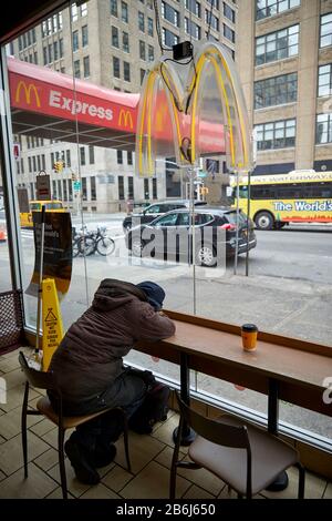 New York City Manhattan MAN dorme all'interno di un ristorante McDonalds Foto Stock