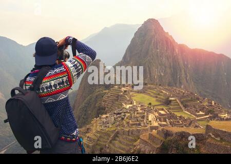 Machu Picchu, Cusco regione, Perù: Panoramica delle terrazze agricole, Wayna Picchu e montagne circostanti sullo sfondo, UNESCO, Patrimonio Mondiale S. Foto Stock