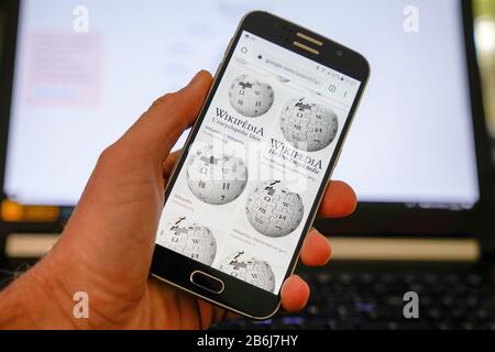 Bordeaux , Aquitaine / Francia - 10 11 2019 : mano dell'uomo che tiene il logo Wikipedia sul sito dell'enciclopedia libera dello smartphone Foto Stock