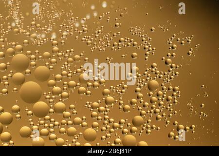 Primo piano oro giallo bolla olio astratto sfondo texture con copia spazio luogo per il testo. Foto Stock