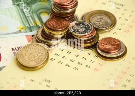 stack di monete sul calendario, closeup shot, per sfondo finanziario Foto Stock