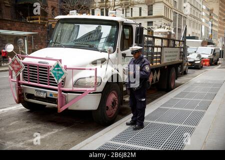 New York City Lower Manhattan NYPD ufficiale del traffico scrivere un biglietto per il parcheggio Foto Stock