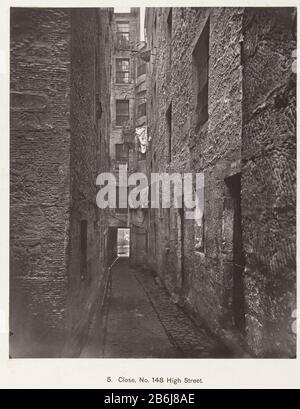 Le baraccopoli di Glasgow In Glasgow Slop 5 Close, No 148 High Street '(title object) Le baraccopoli di Glasgow slop in Glasgow5. Close, No. 148 High Street '(title object) Property Type: Photographs Item number: RP-F F80007 fabbricante : fotografo Thomas Annan (attribuito a) Luogo di produzione: Scozia Data: 1868 e / o 1877 caratteristiche Fisiche: Carbon print materiale: Carta cartone Tecnica: Carbon Print dimensioni: Foto: H 290 mm × W 238 mmblad: H 438 mm × L 310 mmOnderwerp Foto Stock