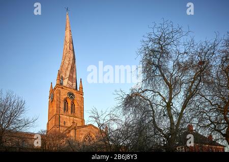 Chesterfield, Derbyshire, Landmark Church of St Mary and All Saints, Chesterfield ma 13th secolo con scudiero intrecciato distintivo Foto Stock