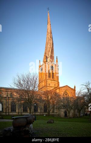 Chesterfield, Derbyshire, Landmark Church of St Mary and All Saints, Chesterfield ma 13th secolo con scudiero intrecciato distintivo Foto Stock