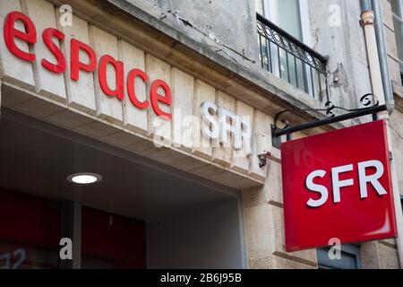 Bordeaux , Aquitaine / France - 11 25 2019 : espace sfr Store logo segno francese operatore telefonico negozio Foto Stock