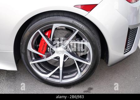 Bordeaux , Aquitaine / France - 10 27 2019 : dettaglio ruote grigio Honda NSX parcheggiate in concessionaria Foto Stock