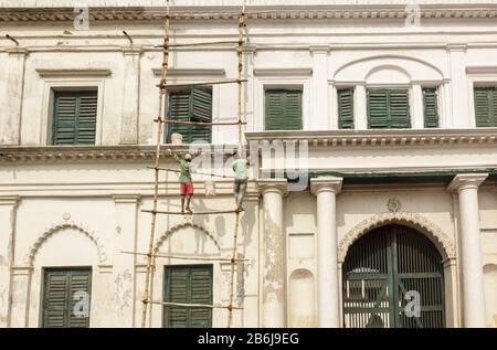 Murshidabad, Bengala Occidentale/India - Gennaio 15 2018: I pittori lavorano via alla facciata esterna del Nizamat Imambara. Foto Stock