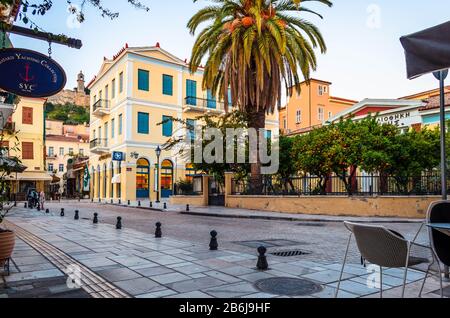 Picteresque vicolo a Nafplio con edifici neoclassici ben conservati. Foto Stock