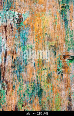 sfondo di legno colorato. Lo sfondo e' una recinzione di legno luminoso nei toni dell'arancio e del blu. Foto Stock