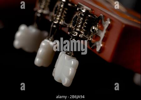 Un macro scatto di teste di macchina di chitarra acustica usate per sintonizzare le corde Foto Stock