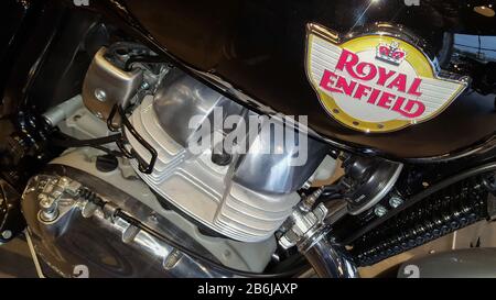 Bordeaux , Aquitaine / France - 12 19 2019 : logo Royal Enfield sul serbatoio carburante di moto moto prodotto indiano Foto Stock