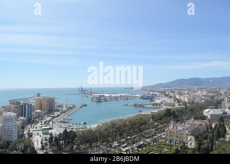 Paesaggio del porto di Malaga dal punto panoramico di Gibralfaro, Malaga, Spagna Foto Stock