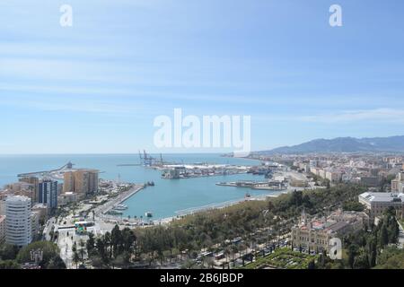 Paesaggio del porto di Malaga da Gibralfaro belvedere una giornata di sole Foto Stock