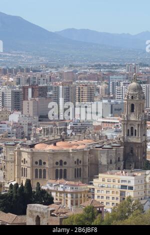 Malaga cattedrale di Encarnacion dal belvedere Gibralfaro una giornata di sole, Spagna Foto Stock