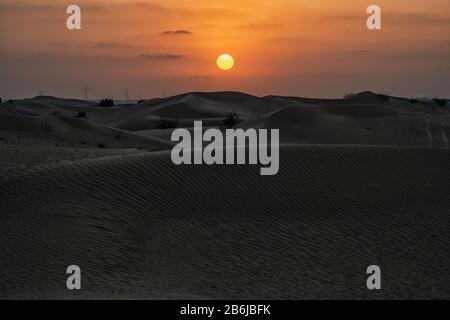 Tramonto sul deserto vicino a Dubai Foto Stock