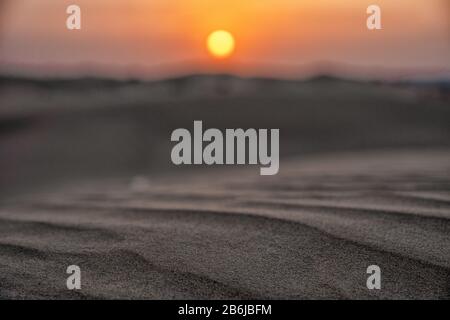 Tramonto sul deserto vicino a Dubai Foto Stock