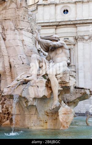 il dio del Nilo dei quattro fiumi (in italiano: Fontana dei quattro fiumi) in Piazza Navona, Roma, Italia Foto Stock