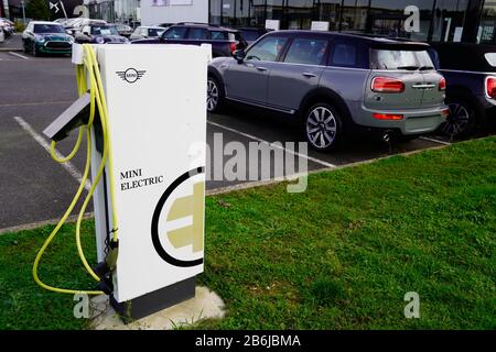 Bordeaux , Aquitaine / France - 02 15 2020 : CAVO DEL mini caricatore elettrico per auto collegato carica EV Foto Stock