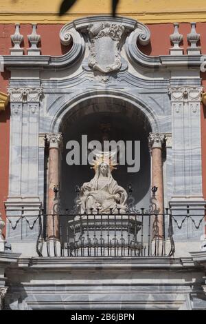 Scultura di pietà in UNA facciata del Palazzo Episcopale, Malaga, Spagna Foto Stock