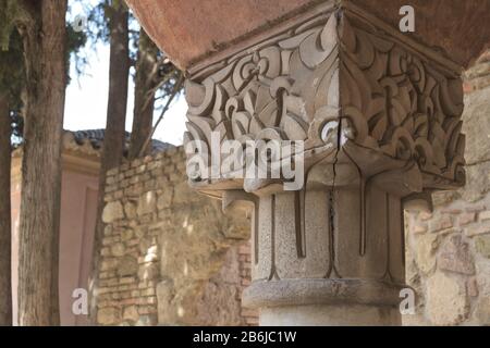 Colonna di cappelle con ornamenti nel palazzo Nasrid di Alcazaba, Malaga, Spagna Foto Stock