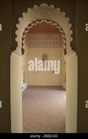 Archi Nasrid all'interno del palazzo musulmano dell'Alcazaba, Malaga, Spagna Foto Stock