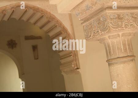 Colonna di cappelle e arco Nasrido nel palazzo di Alcazaba, Malaga, Spagna Foto Stock