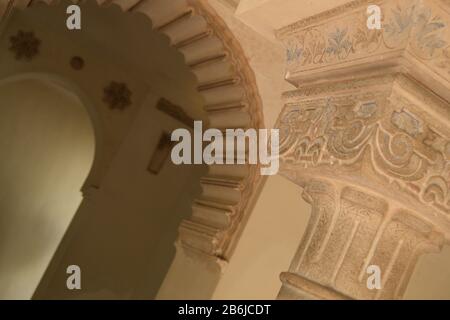 Arco Nasrid e colonna di cappettio in Alcazaba, Malaga, Spagna Foto Stock