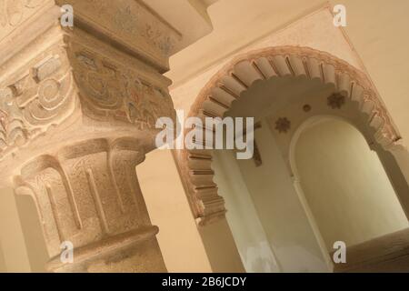 Colonna di cappelle e arco Nasrido nel palazzo musulmano di Alcazaba, Malaga, Spagna Foto Stock