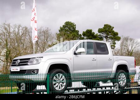 Bordeaux , Aquitaine / Francia - 02 21 2020 : Volkswagen Amarok vw pickup in concessionaria auto parcheggiata Pick up suv car Foto Stock