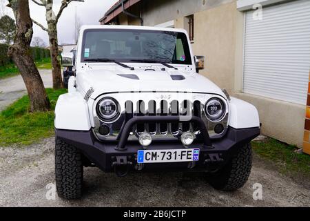 Bordeaux , Aquitaine / Francia - 02 21 2020 : Nuova Jeep Wrangler Sahara Edition 4x4 modello di auto su tutta la strada Foto Stock