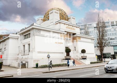 Vienna, AUSTRIA, 23 MARZO 2017: Secession Building, una sala espositiva per l'arte contemporanea in stile moderno con filigrana, cupola dorata Foto Stock