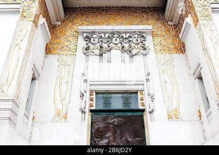 Vienna, AUSTRIA, 23 MARZO 2017: Secession Building, una sala espositiva per l'arte contemporanea in stile moderno con filigrana, cupola dorata Foto Stock