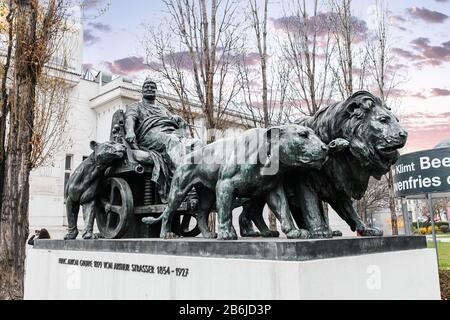 Vienna, AUSTRIA, 23 MARZO 2017: Statua di Marc Anton con leoni di Arthur Strasser vicino all'edificio della Secessione Foto Stock