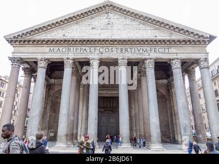 Il Pantheon, altrimenti conosciuto come la Basilica di Santa Maria e i Martiri, Piazza della rotonda, Roma, Italia Foto Stock