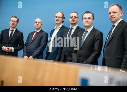 11 marzo 2020, Berlino: Michael Hüther (l-r), direttore dell'Institut der deutschen Wirtschaft Köln, Gabriel Felbermayr, presidente dell'Institut für Weltwirtschaft Kiel, Sebatian Dullien, direttore dell'Institut Makroökonomie und Konjunkturforschung, Peter Bofinger, Julius-Maximilians-Universität Würzburg, Jens Südekum, Heinrich-Heine-universität Düsseldorf, E Clemens Fuest, presidente dell'Istituto ifo, Leibnitz-Institut für Wirtschaftsforschung uni München, partecipano a una conferenza stampa degli istituti di ricerca economica sulle conseguenze della crisi corona. Foto: Michael Kapp Foto Stock