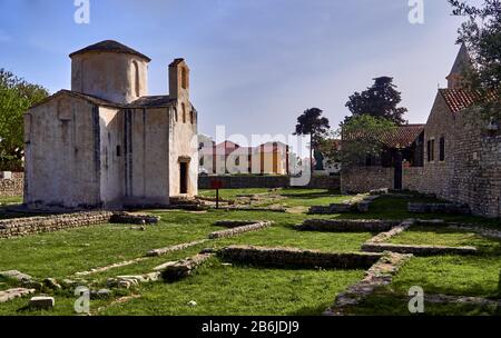 NIN, provincia della Dalmazia, Croazia, Chiesa della Santa Croce, Nin è un'adorabile città fortificata, su un'isola nel mezzo di una laguna, durante il periodo romano, Nin era importante comune e porto marittimo. Uppon arrivo dei croati nel 7 ° secolo Nin divenne il loro primo centro politico e città reale. Foto Stock