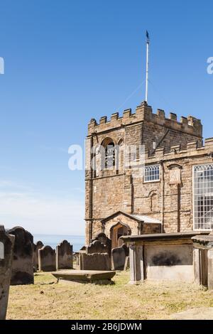 Chiesa di Santa Maria nella città di Whitby nel North Yorkshire, Inghilterra. Il cimitero della chiesa è stato utilizzato come ambientazione nel romanzo Dracula. Foto Stock