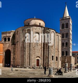 Zadar, provincia della Dalmazia, Croazia, Zadar è la città abitata più antica della Croazia. Situato sul mare Adriatico, il pittoresco e storico centro di Zadar è il suo foro romano, ora dominato da due chiese: Il San Donat preromanico (edificio rotondo) e l'adiacente cattedrale romanica di Sant'Anastasia (con il suo campanile) Foto Stock