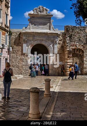 Zadar, provincia della Dalmazia, Croazia, turisti di fronte alla porta del mare adornata con il suo basso rilievo di San Chrysogomes a cavallo, Zadar è una città fortificata adorabile, Foto Stock