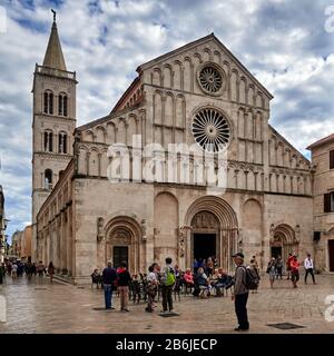 Zadar, provincia della Dalmazia, Croazia, la façade principale della Cattedrale si trova sulla piccola piazza Trg Svete Stošije. La cattedrale è dedicata a Sant'Anastasia e al suo interno sono conservate le reliquie. Fu fondata dai Bizantini nel IX secolo ma ricostruita tra il XII e il XIV secolo. Nella sua architettura si mescolano elementi romanici e gotici come si può vedere nelle due rosette che decorano la sua facciata, romanica con il diametro più grande e gotica il più piccolo Foto Stock