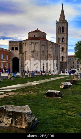 Zadar, provincia della Dalmazia, Croazia, Zadar è la città abitata più antica della Croazia. Situato sul mare Adriatico, il pittoresco e storico centro di Zadar è il suo foro romano, ora dominato da due chiese: Il San Donat preromanico (edificio rotondo) e l'adiacente cattedrale romanica di Sant'Anastasia (con il suo campanile) Foto Stock