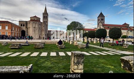 Zadar, provincia della Dalmazia, Croazia, Zadar è la città abitata più antica della Croazia. Situato sul mare Adriatico, il pittoresco e storico centro di Zadar è il suo foro romano, ora dominato da due chiese: Il San Donat preromanico (edificio rotondo) e l'adiacente cattedrale romanica di Sant'Anastasia (con il suo campanile) Foto Stock