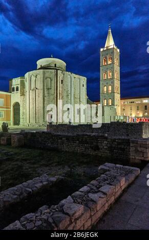 Zadar, provincia della Dalmazia, Croazia, di notte, Zadar è la più antica città abitata della Croazia, situata sul mare Adriatico, il pittoresco e storico centro di Zadar è il suo foro romano, ora dominato da due chiese: Il San Donat preromanico (edificio rotondo) e l'adiacente cattedrale romanica di Sant'Anastasia (con il suo campanile) Foto Stock