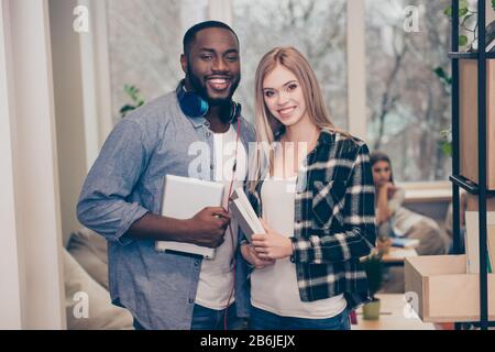 Ritratto di due sorridenti colleghi diversi che lavorano su un progetto Foto Stock