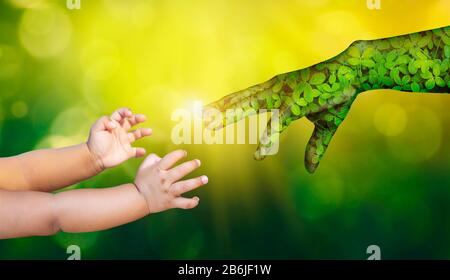 Ambiente per la Giornata della Terra le mani dalla natura aiutano le persone. La natura del concetto. Foto Stock