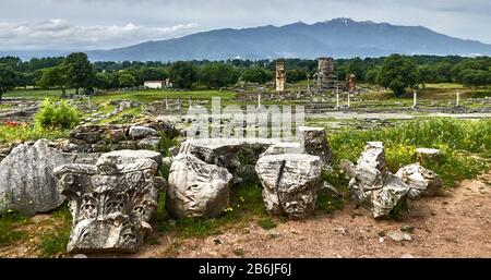 Kavala, Macedonia orientale, Mar Egeo, Grecia, l'imponente basilica accanto al Foro e le sue colonne gagantiche, il più importante sito archeologico della Macedonia orientale, con monumenti caratteristici del periodo ellenistico, romano e paleocristiano. La storia del sito di Philippi inizia nel 360/359 a.C. quando i colonisti di Thasos fondarono la prima città, chiamata Krenides. Foto Stock