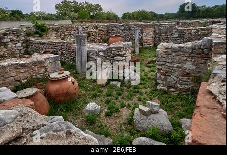 Kavala, Macedonia orientale, Mar Egeo, Grecia, Gruppo di anfora in cotto antico romano nelle rovine dei negozi dell'imponente Foro, il più importante sito archeologico della Macedonia orientale, con i monumenti caratteristici del periodo ellenistico, romano e paleocristiano. La storia del sito di Philippi inizia nel 360/359 a.C. quando i colonisti di Thasos fondarono la prima città, chiamata Krenides. Foto Stock